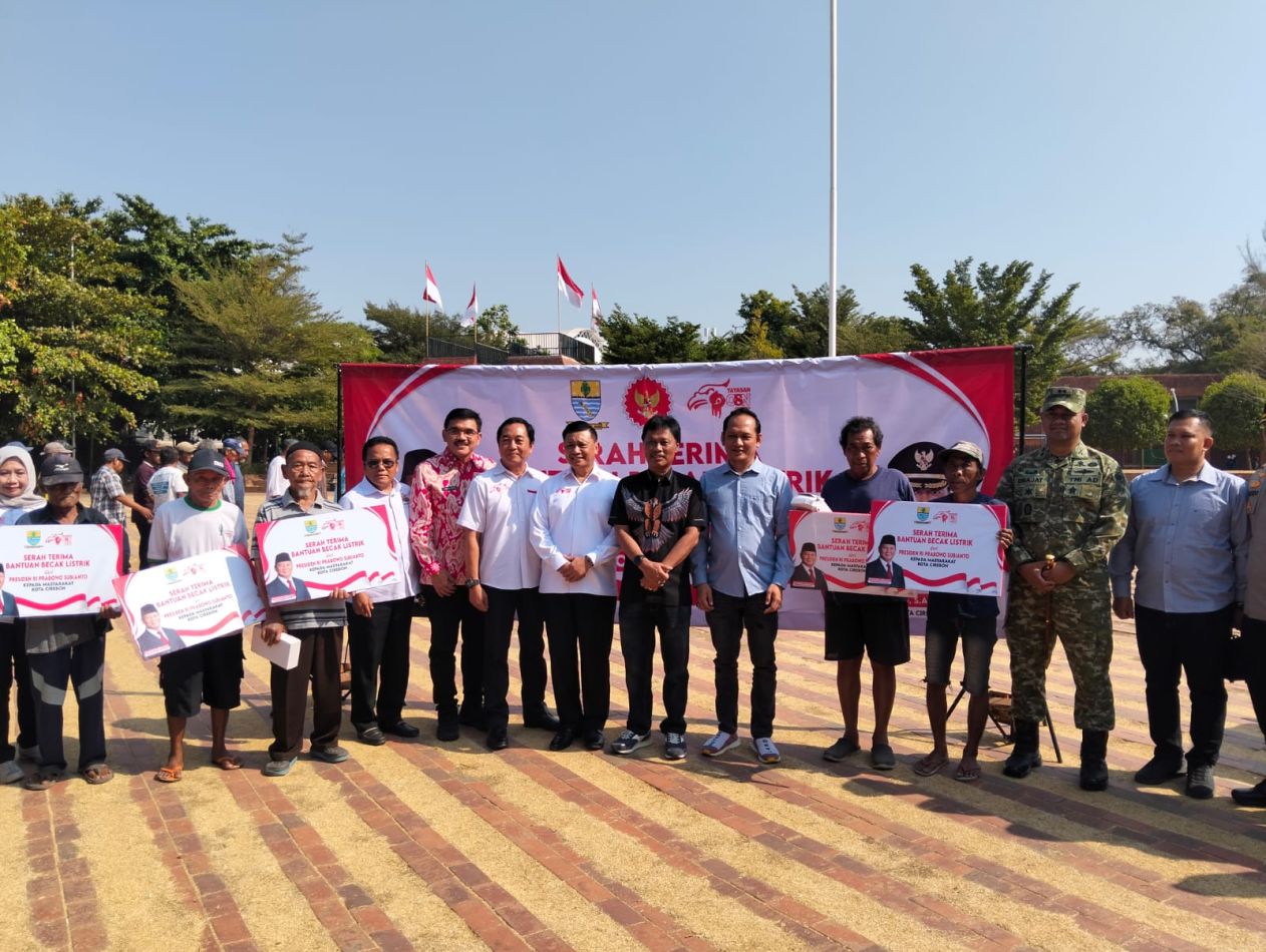 200 Becak Listrik Diserahkan kepada Warga Cirebon, Dandim 0614/Kota Cirebon Hadiri Penyaluran Bantuan dari Presiden RI