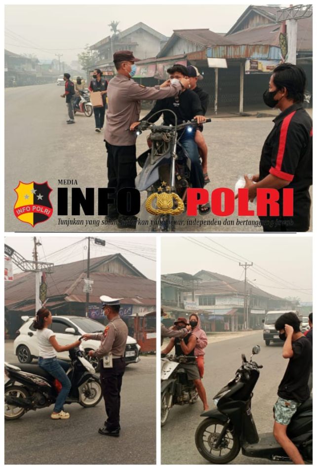 Aksi Nyata di Tengah Kabut Asap, King Rattel Club Landak Bersama Polsek Mandor Bagikan Masker ke Pengguna Jalan