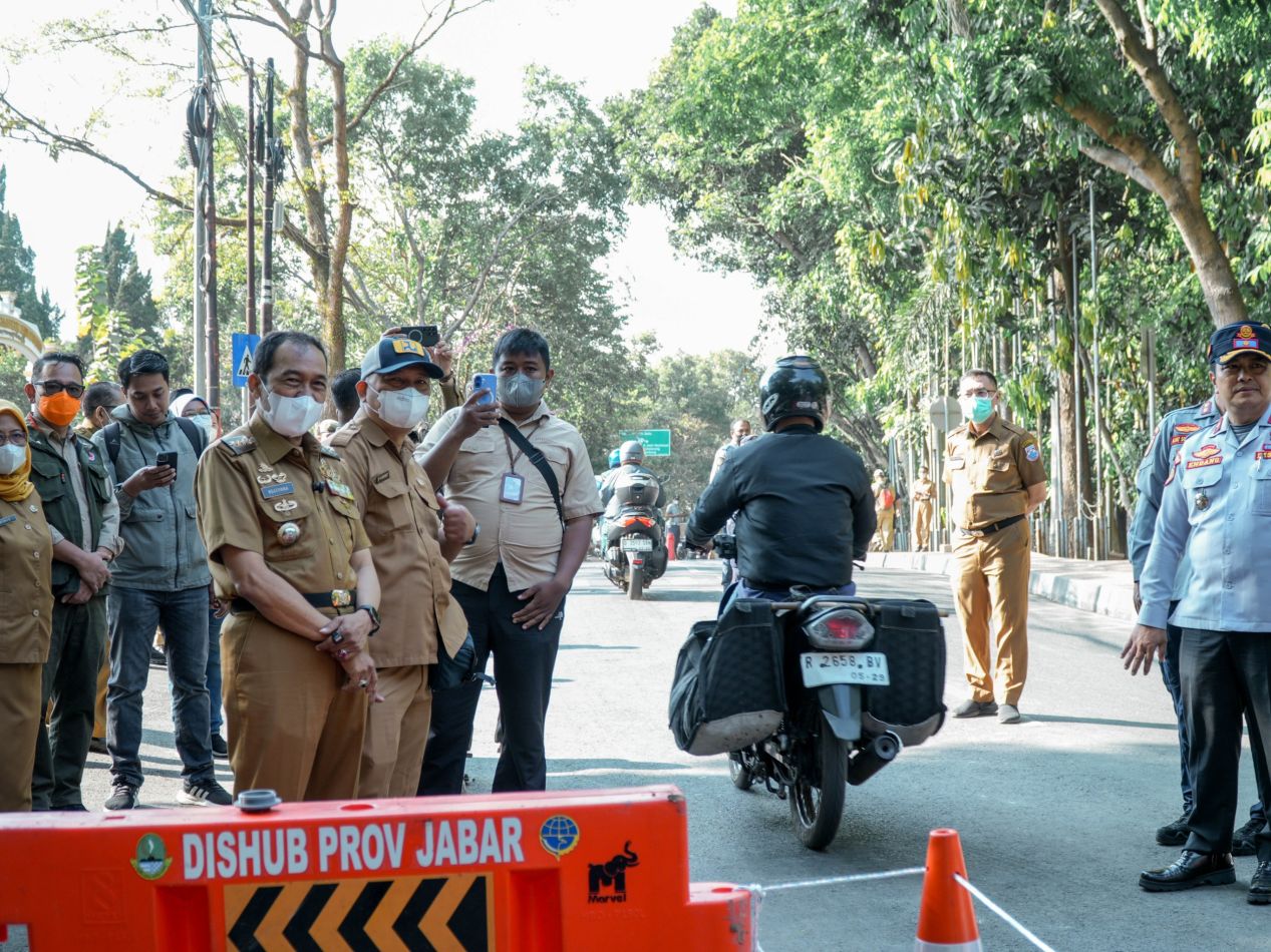 Ditinjau Wali Kota Ngatiyana, Jembatan Pemkot Cimahi Kembali Dibuka Khusus Roda Dua