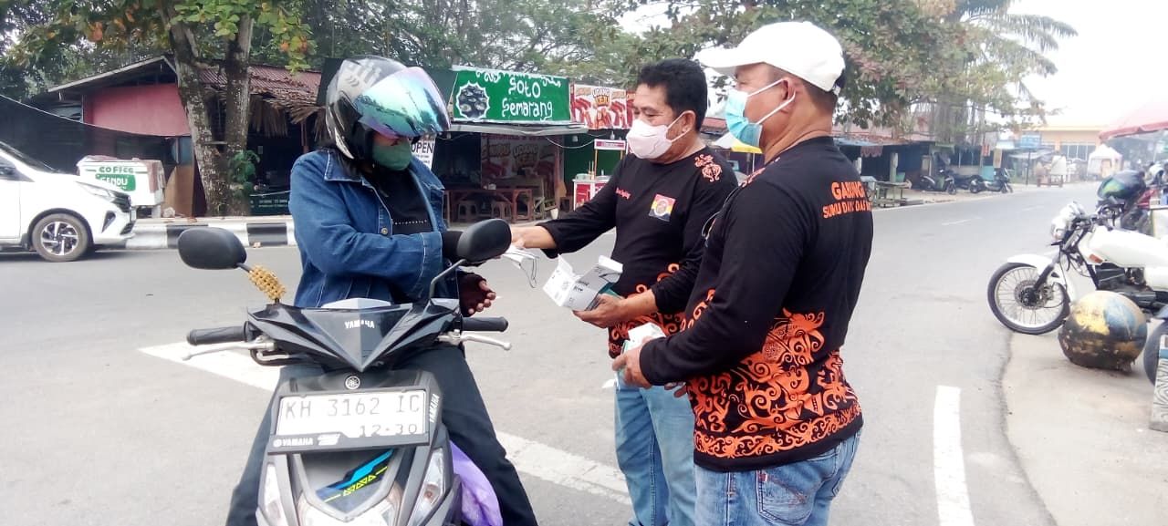 GABUNGAN ORMAS SUKU DAYAK DAS BARITO BERSAMA POLRES BARITO UTARA BAGIKAN MASKER DI BUNDARAN BUAH PEDULI KESEHATAN DAN LESTARIKAN SUNGAI.