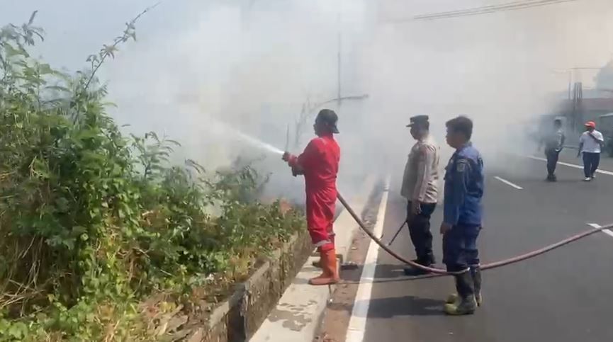 Gerak Cepat Polsek Cigasong Bersama Damkar dan Warga Padamkan Kebakaran Lahan di Blok Cirahayu