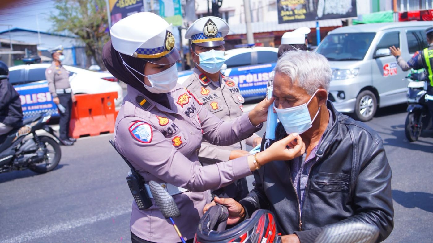 Jaga Kesehatan di Tengah Ancaman Debu Vulkanik, Polres Garut Bagikan 500 Masker Gratis