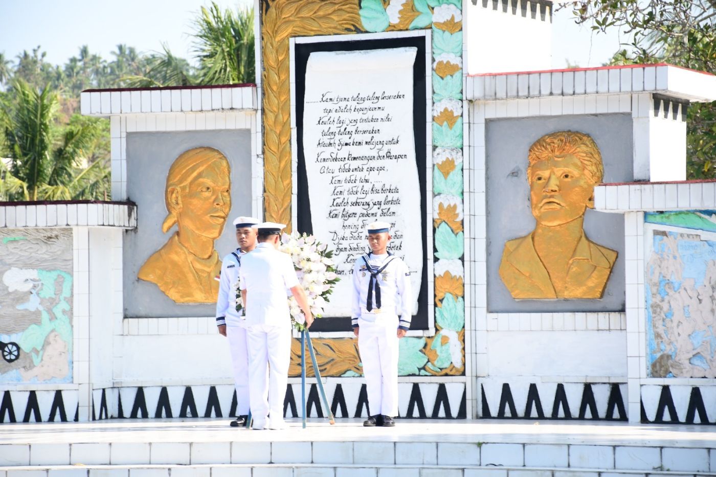 Jelang HUT ke-81 TNI AL, Kodaeral VIII Ziarah dan Tabur Bunga di TMP Kairagi Weru