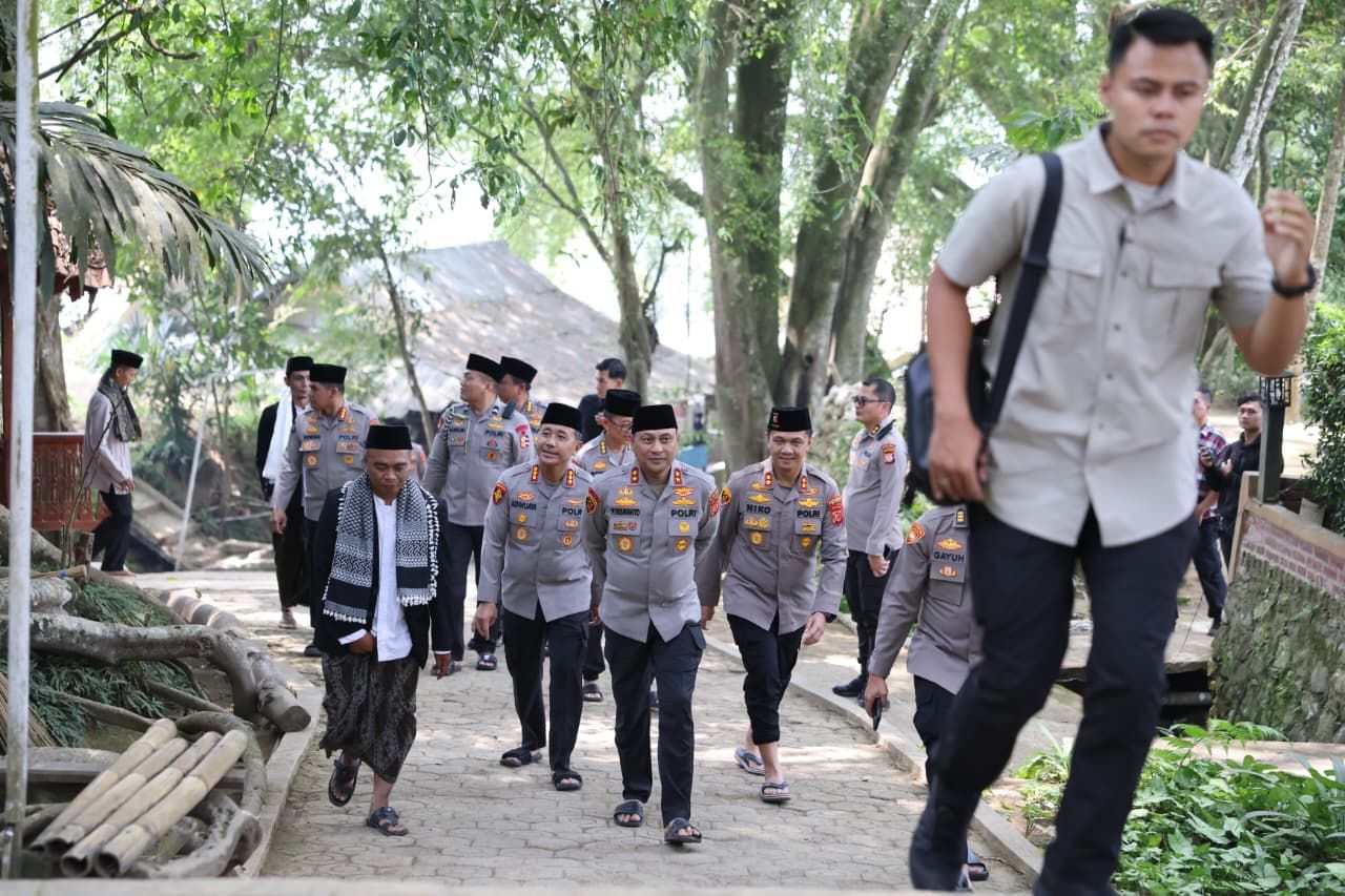 Kapolda Jabar Ziarah ke Makam Sunan Godog di Garut, Berikan Santunan kepada Warga