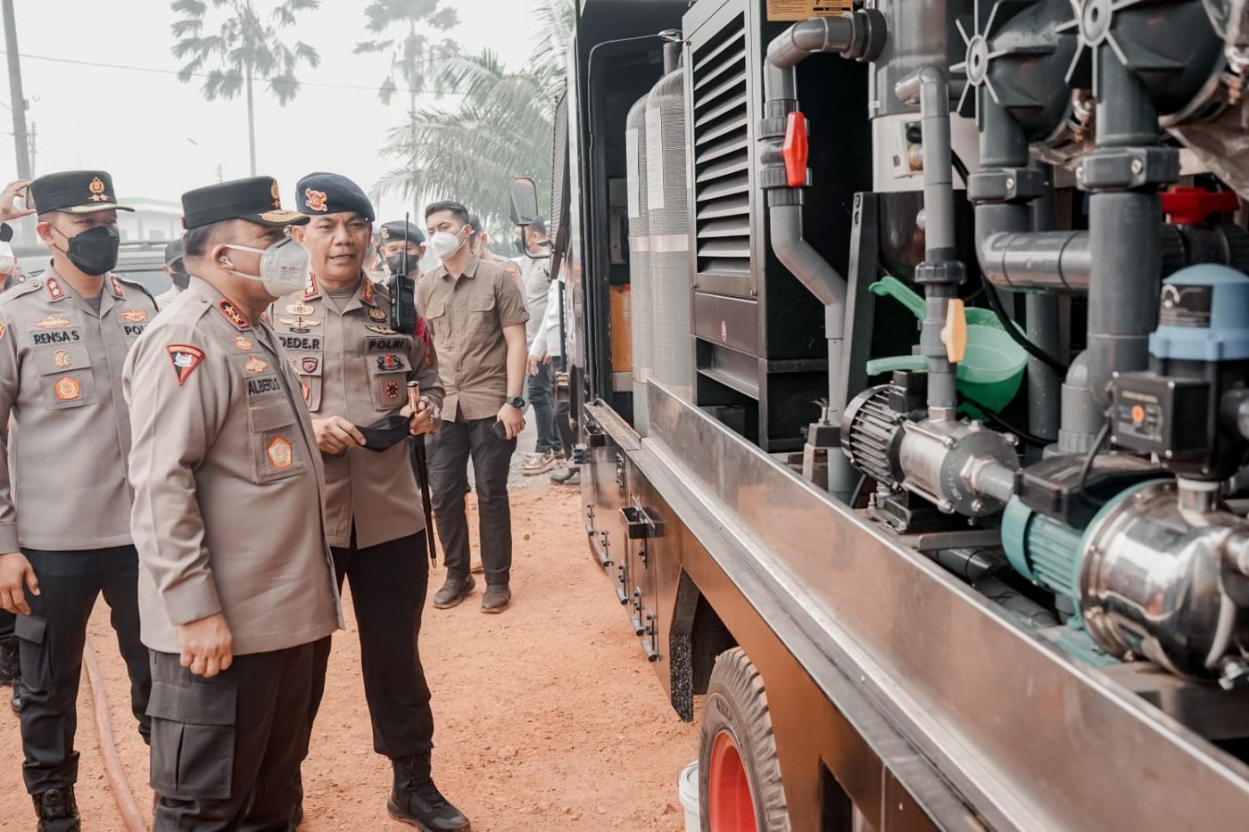 Kapolda Kalbar Turun Langsung, Salurkan Air Bersih dan Cek Kesehatan Warga Terdampak Karhutla di Kubu Raya