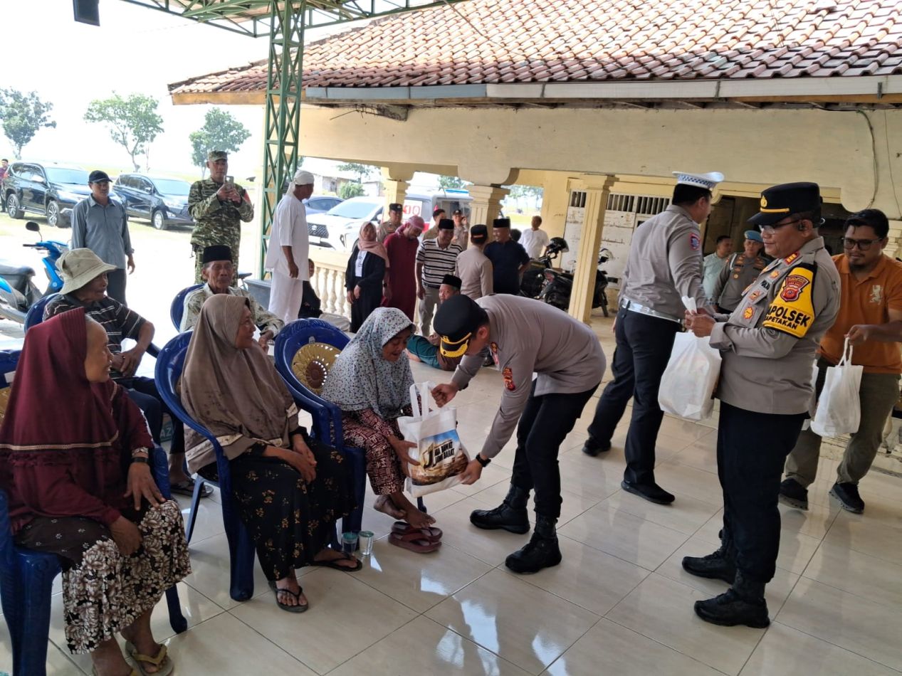 Kapolres Cirebon Kota Salurkan Bansos untuk Warga Suranenggala