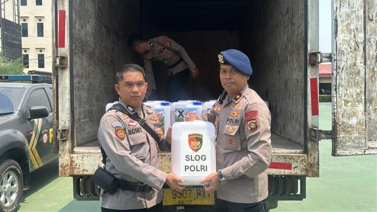 Polda Sumsel Distribusikan 100 Jerigen Cairan Pemadam X-Fire ke 11 Polres