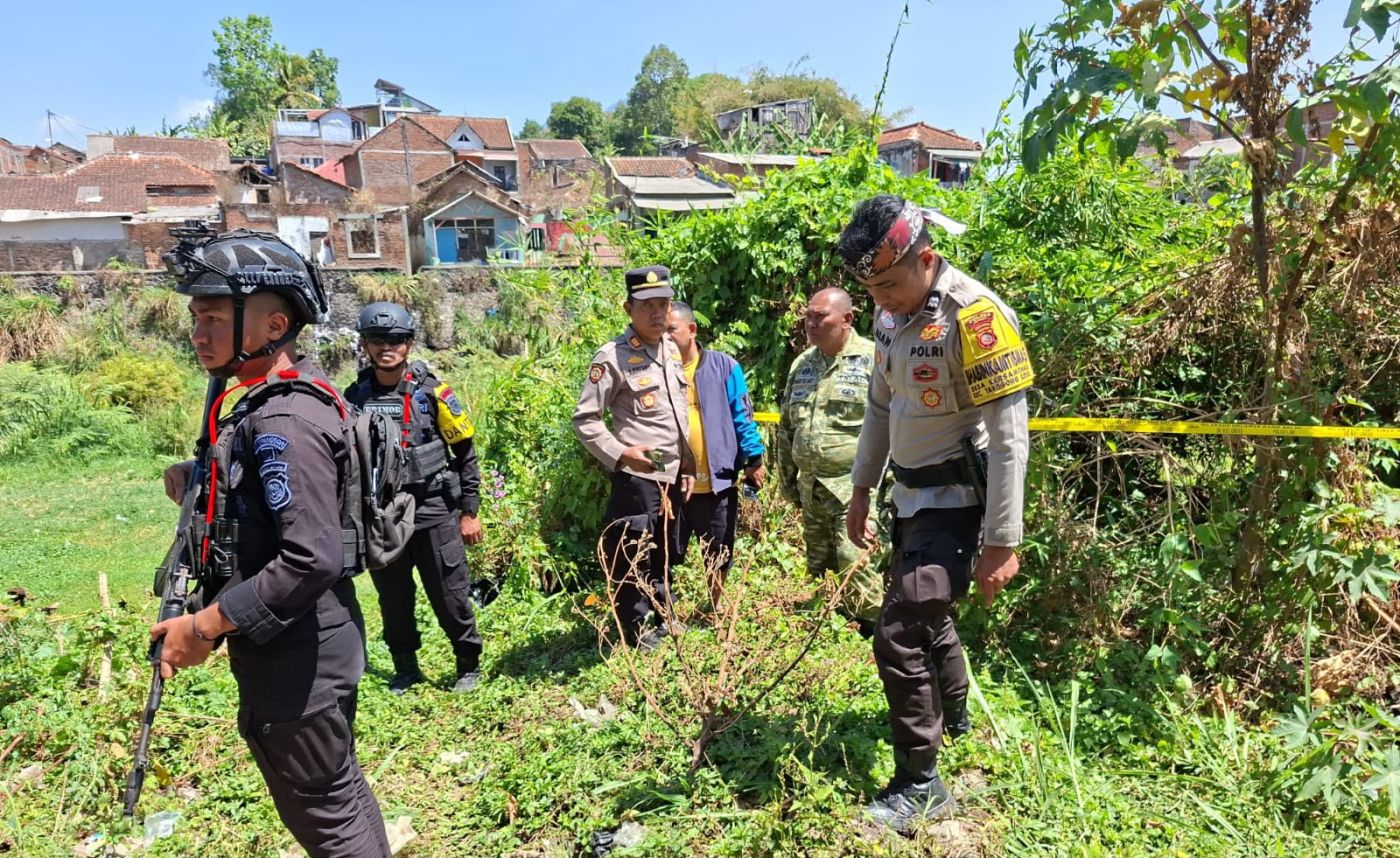 Polisi Amankan Lokasi Penemuan Hulu Ledak Mortir di Tarogong Kidul