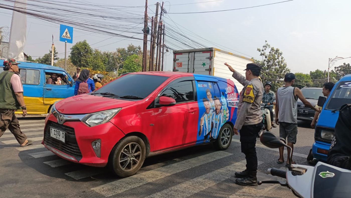Polri Hadir di Jam Pulang Sekolah, Polsek Bungursari Pastikan Pelajar Aman Menyeberang