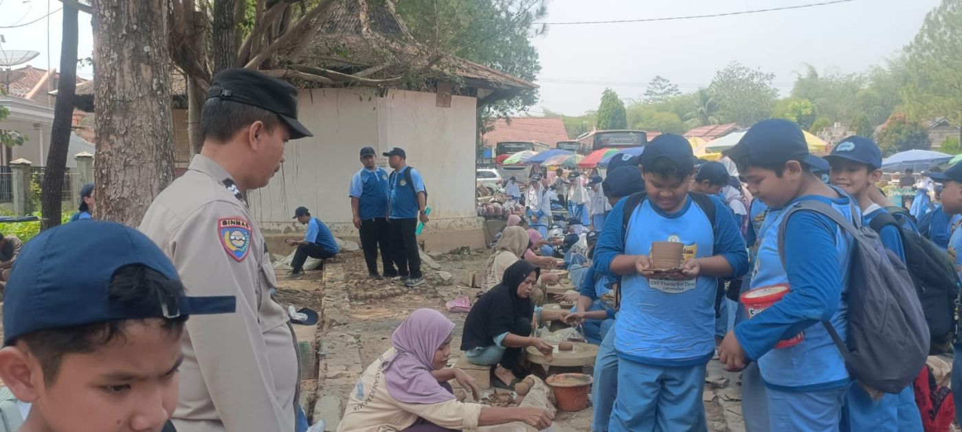 Polri Hadir di Wisata Edukasi Gerabah, Bhabinkamtibmas Pantau Kegiatan 241 Siswa di Plered