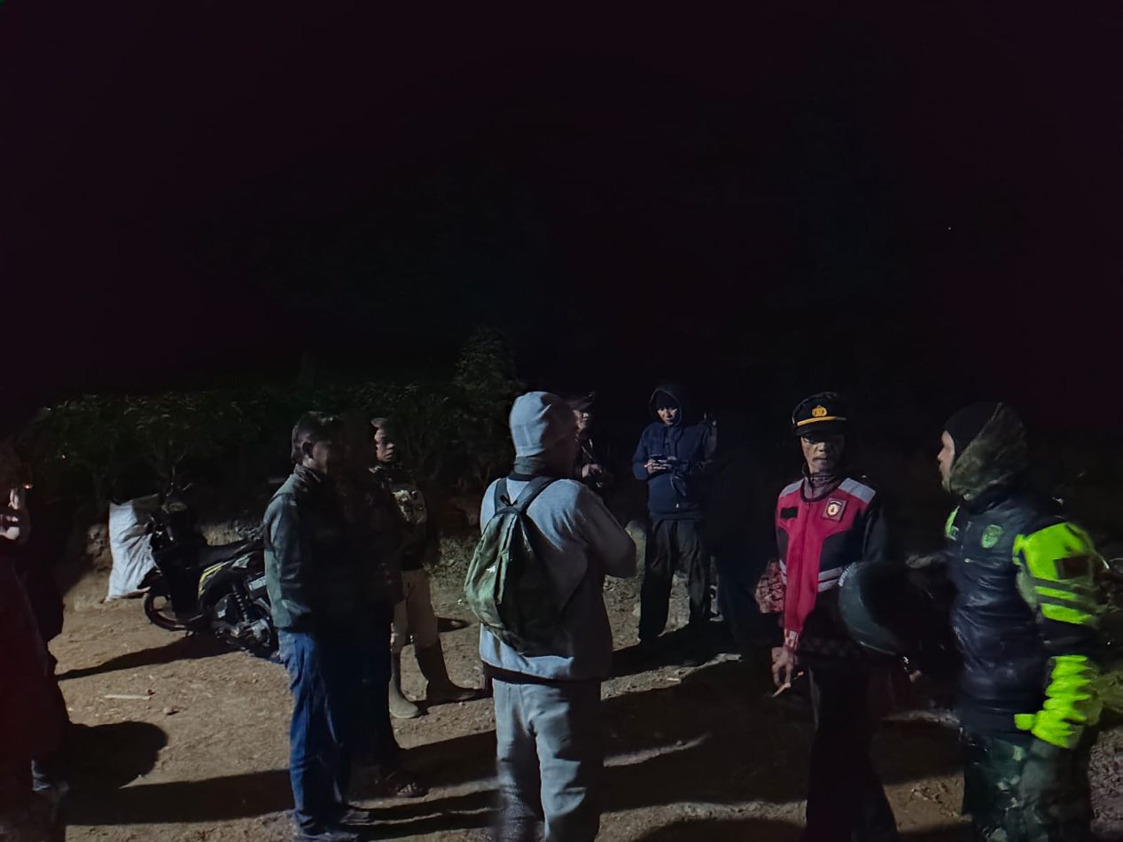 Polsek Cikajang dan Tim Gabungan Lokalisir Kebakaran Lahan Seluas 5 Hektare di Kaki Gunung Cikuray