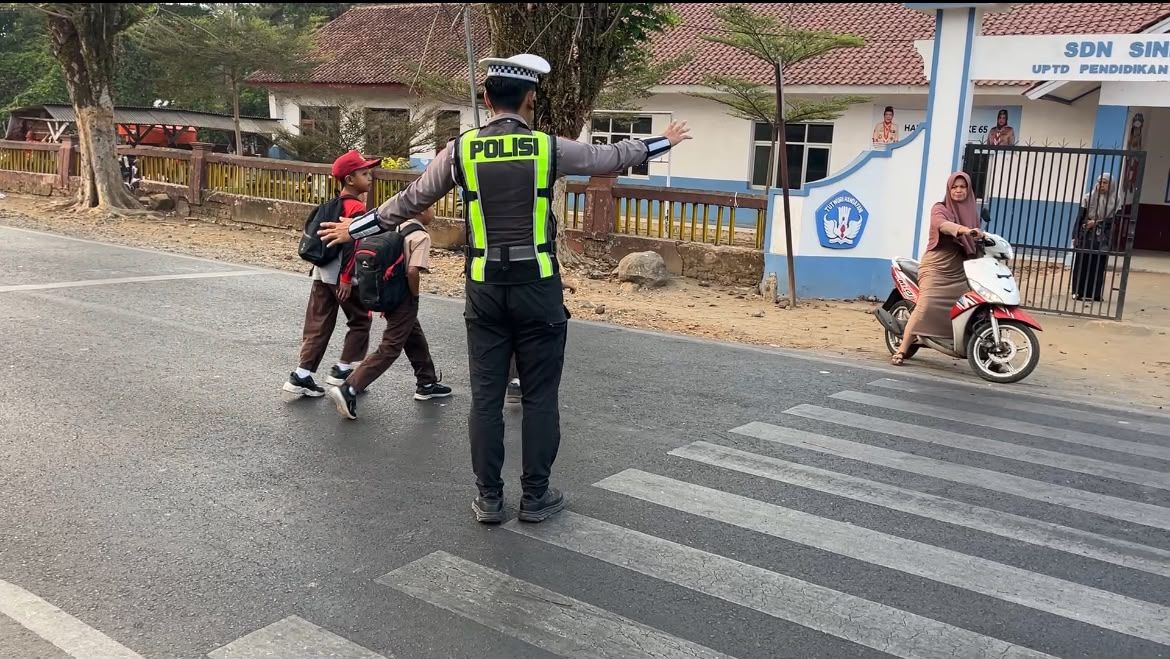 Strong Point Pagi, Satlantas Polsek Cikijing Laksanakan Pengaturan Lalin Pagi